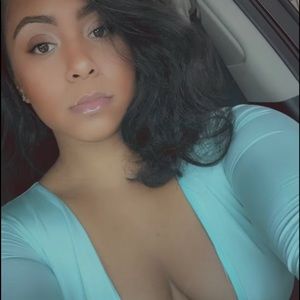 Meet your Posher, Larissa
